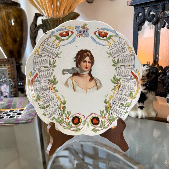 1910 Promotional Calander Plate with Wood stand - Picture 10 of 14